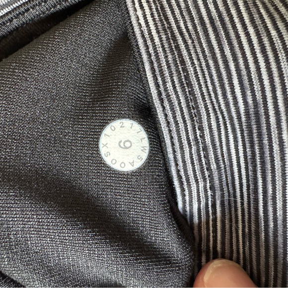 5 PAIRS of lululemon leggings (varied styles/colours) pack. ALL SIZE: 6 - Picture 15 of 15